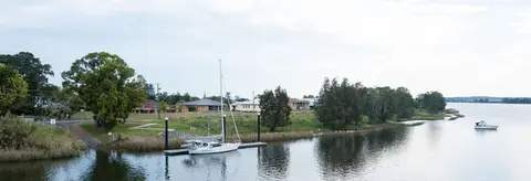 Anjea at Brushgrove. Anjea at the public floating pontoon at Brushgrove.