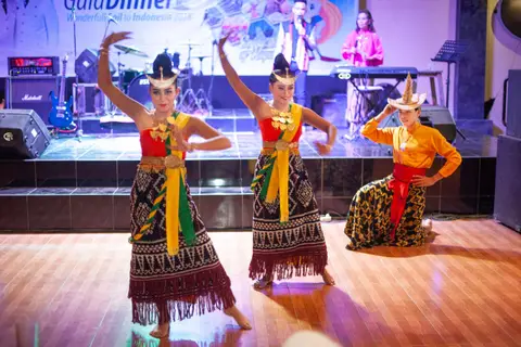 Roti Dancers.