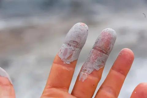 Fine Mud.. The mud in the springs is extremely fine and mixed with an oily base. It feels smooth and velvety on the skin.