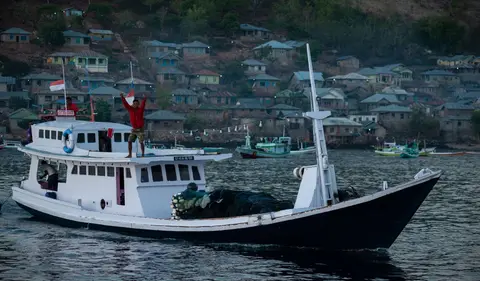 Returning Fishing Boat