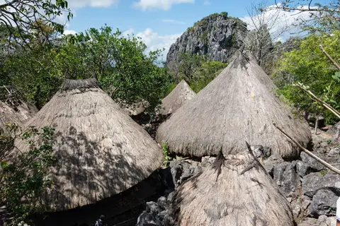 Tamkesi village huts
