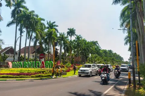 Idjen Boulevard. Lined with fine old houses, some virtually palaces.
