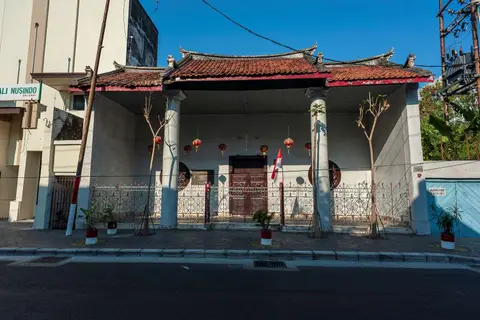 Chinese Architecture. Many old Dutch and Chinese buildings still stand in Surabaya - some preserved, some not.