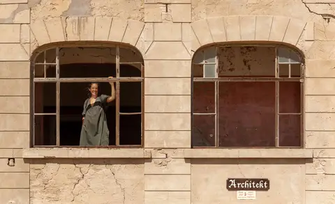 Merel in Window. Keep passing the open windows