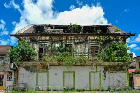 Wrecked House, Saint Laurent